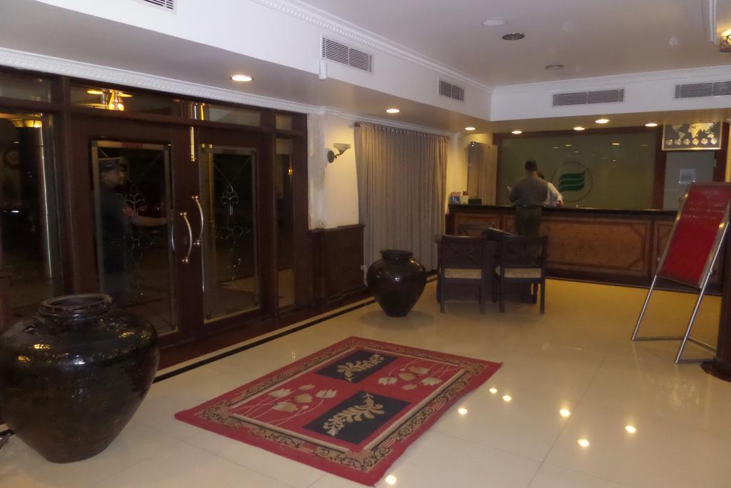 Hotel Elegance Kaladi Bagian luar foto