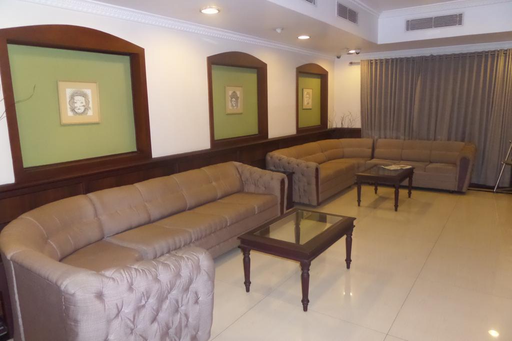 Hotel Elegance Kaladi Bagian luar foto