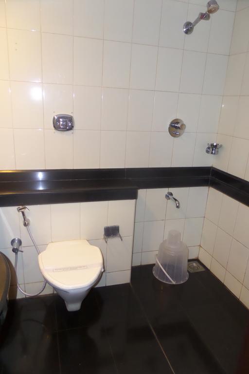 Hotel Elegance Kaladi Bagian luar foto