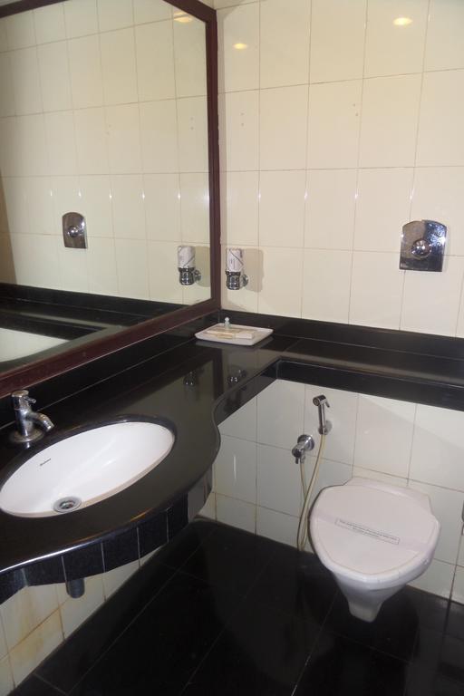 Hotel Elegance Kaladi Bagian luar foto