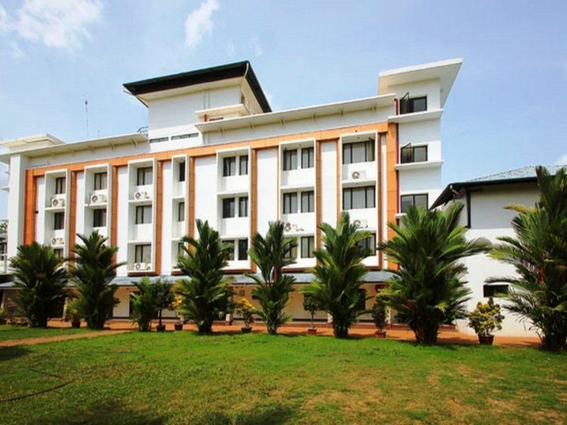 Hotel Elegance Kaladi Bagian luar foto
