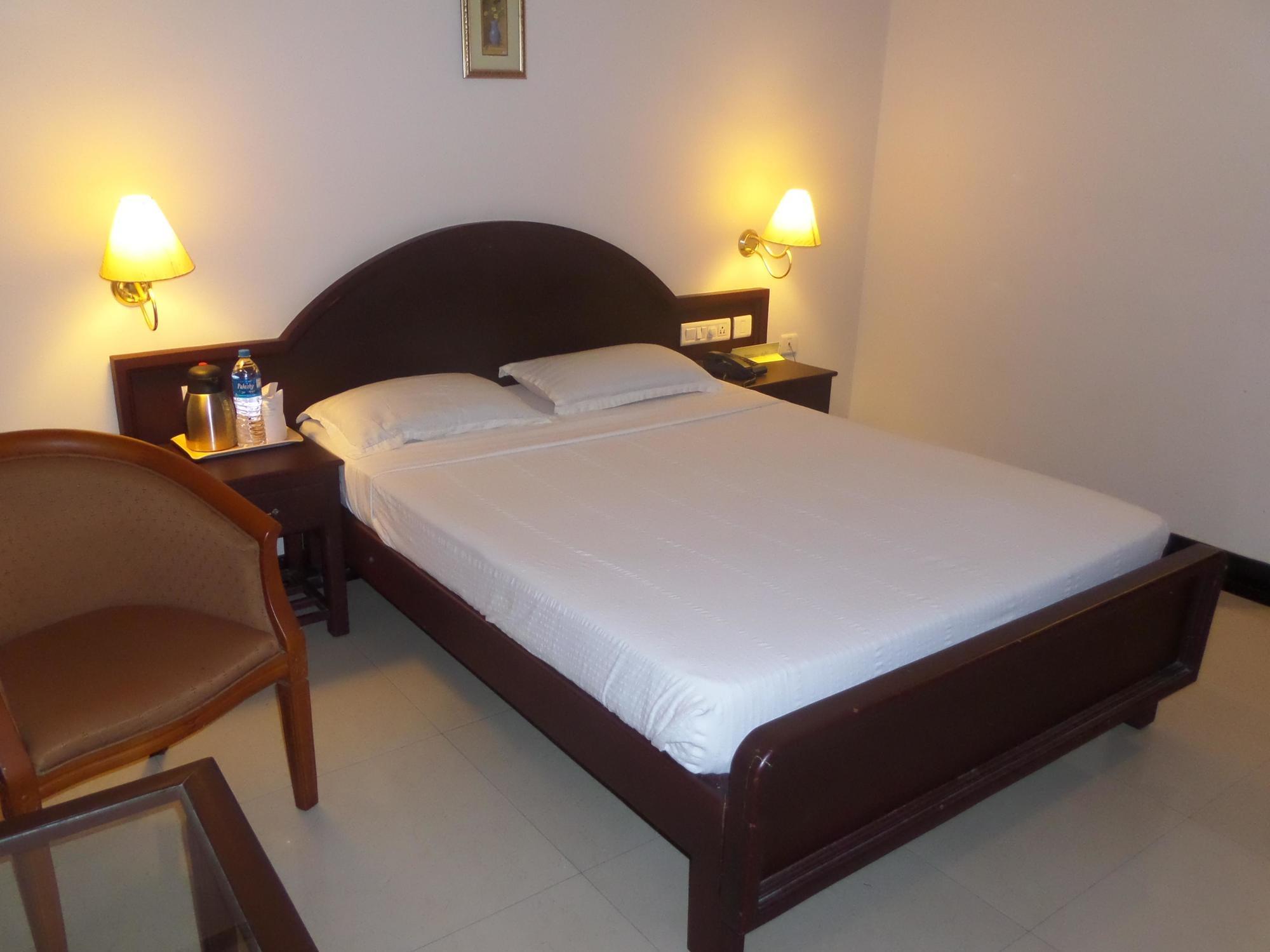 Hotel Elegance Kaladi Bagian luar foto