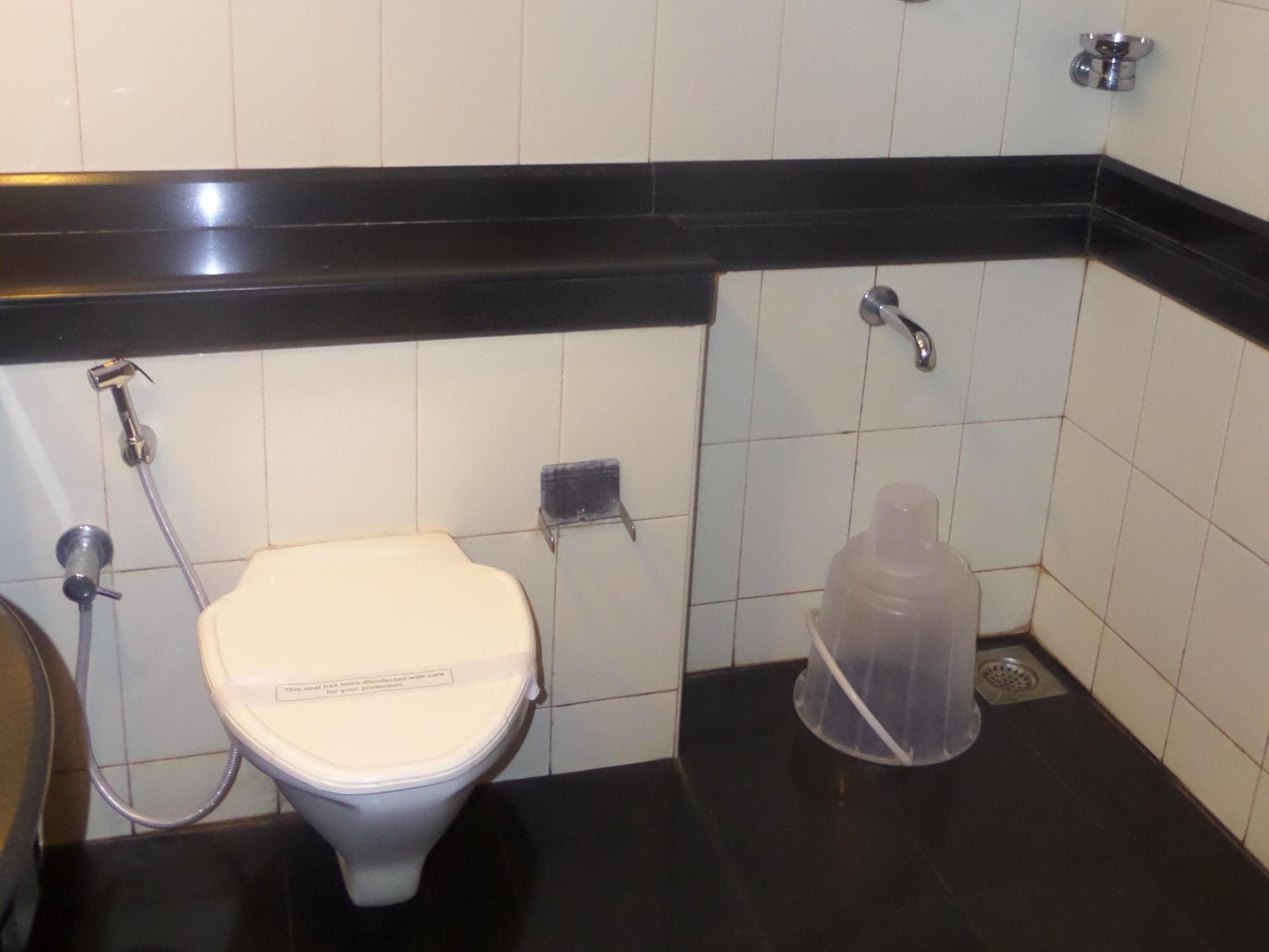 Hotel Elegance Kaladi Bagian luar foto
