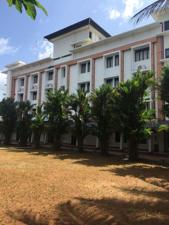 Hotel Elegance Kaladi Bagian luar foto