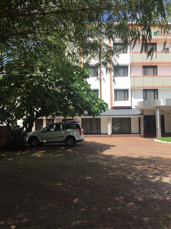 Hotel Elegance Kaladi Bagian luar foto