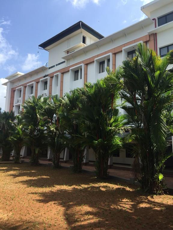 Hotel Elegance Kaladi Bagian luar foto